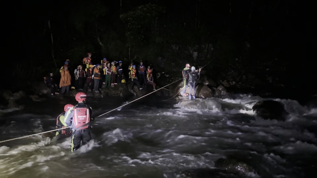 福州24名游客夜晚被困深山，消防紧急救援