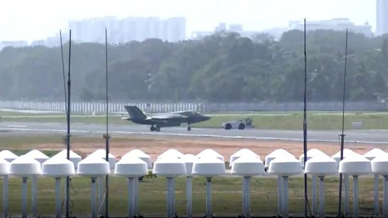 被雨淋被嘲笑 还得交“停机费”，英国F-35B在印度滞留五周多终于可以“回家”了