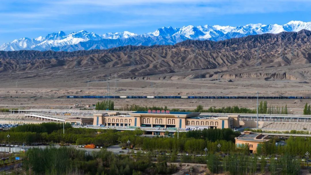 别只刷手机！坐动车经过这里时，窗外有惊喜