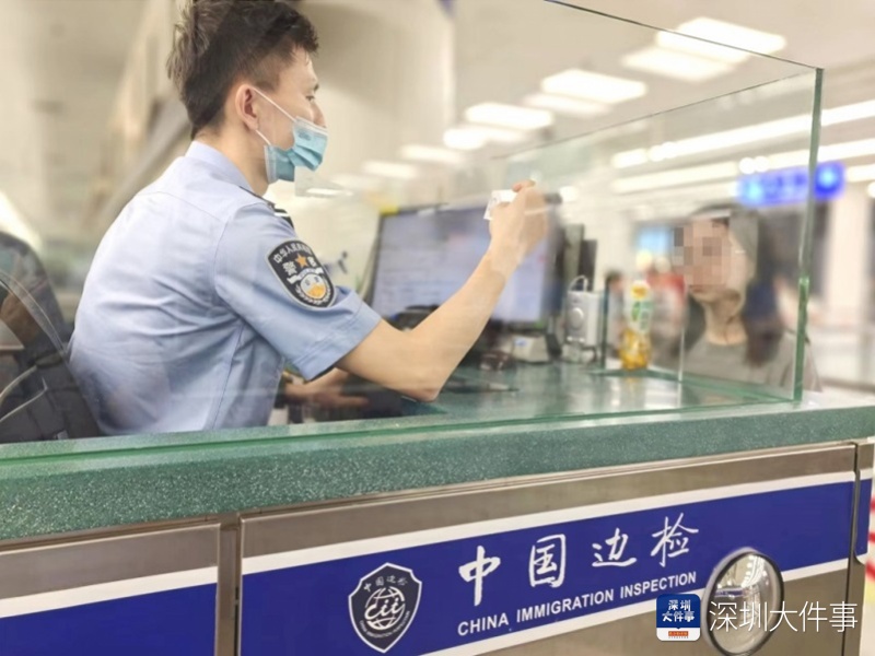 双胞胎长一模一样,弟弟偷用哥哥证件出境,会被识别出来吗? 双胞胎长一模一样,弟弟偷用哥哥证件出境,会被识别出来吗?