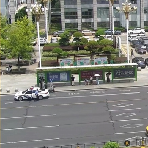 “嘭”的一声,他们一拥而上…… “嘭”的一声,他们一拥而上……