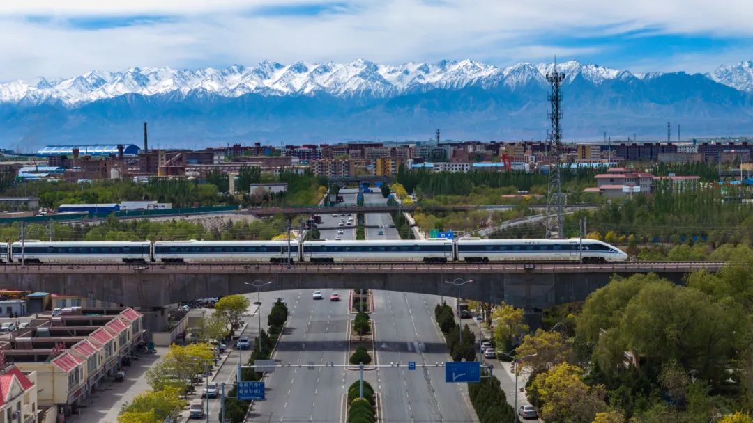 别只刷手机！坐动车经过这里时，窗外有惊喜