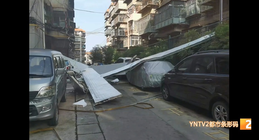 昆明暴雨夜袭,隔壁突然飞来“庞然大物”!掀翻屋顶板房,砸坏多辆车和热水器...... 昆明暴雨夜袭,隔壁突然飞来“庞然大物”!掀翻屋顶板房,砸坏多辆车和热水器......