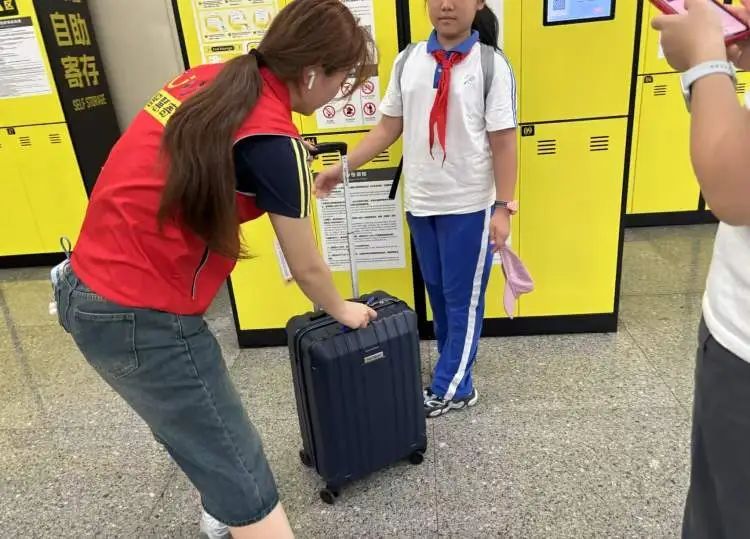 行李一扔，就往景区奔！上海部分地铁站寄存柜火速“满格”