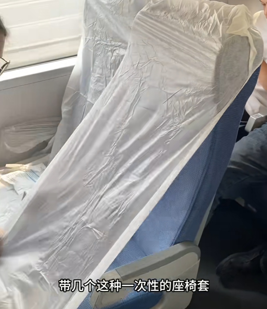 高铁一次性座椅套卖爆了！网友却吵翻……12306回应→