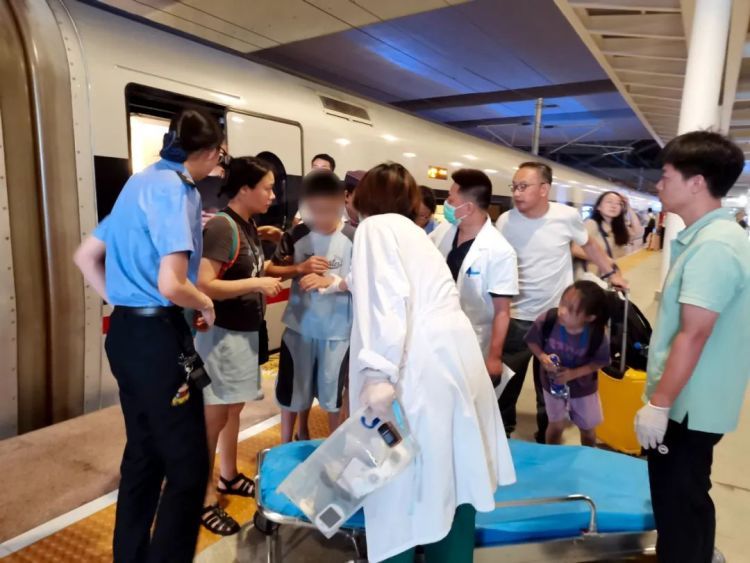 男孩乘高铁突发状况？列车长带 “神队友” 硬核救援全程圈粉