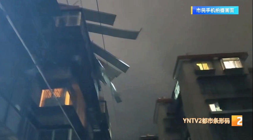 昆明暴雨夜袭,隔壁突然飞来“庞然大物”!掀翻屋顶板房,砸坏多辆车和热水器...... 昆明暴雨夜袭,隔壁突然飞来“庞然大物”!掀翻屋顶板房,砸坏多辆车和热水器......