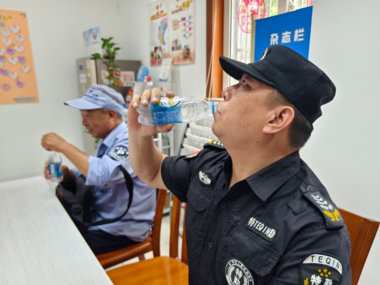 万人“云监工”!有人疯狂“扫货”爱心冰箱,还比划挑衅……网友怒了 万人“云监工”!有人疯狂“扫货”爱心冰箱,还比划挑衅……网友怒了