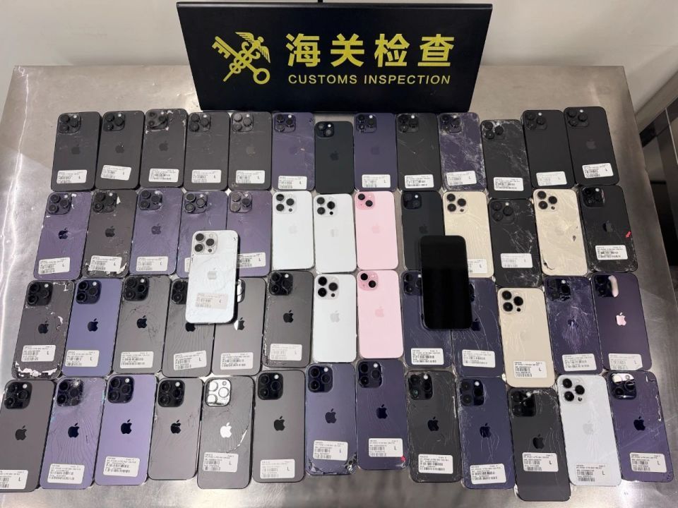 一入境男子步态僵硬,竟绑藏旧手机54台!还身穿黑色特制护腰 一入境男子步态僵硬,竟绑藏旧手机54台!还身穿黑色特制护腰