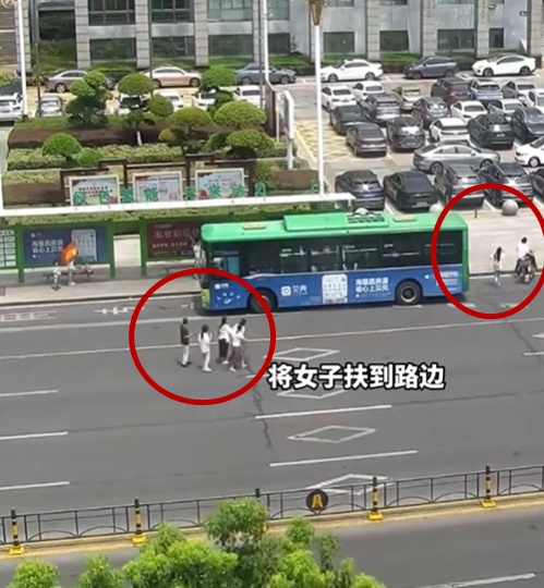 “嘭”的一声,他们一拥而上…… “嘭”的一声,他们一拥而上……