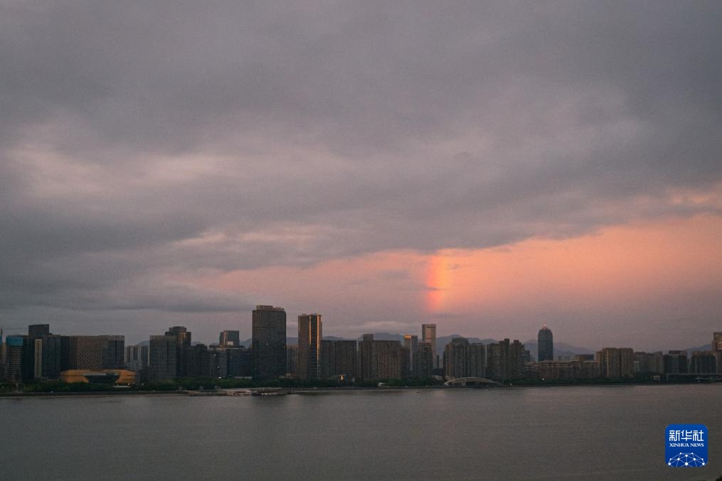 浙江杭州:彩虹伴霞光 浙江杭州:彩虹伴霞光