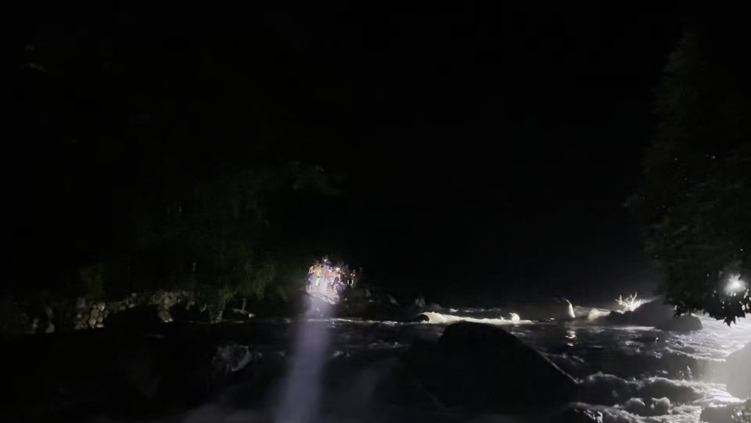 福州24名游客夜晚被困深山，消防紧急救援