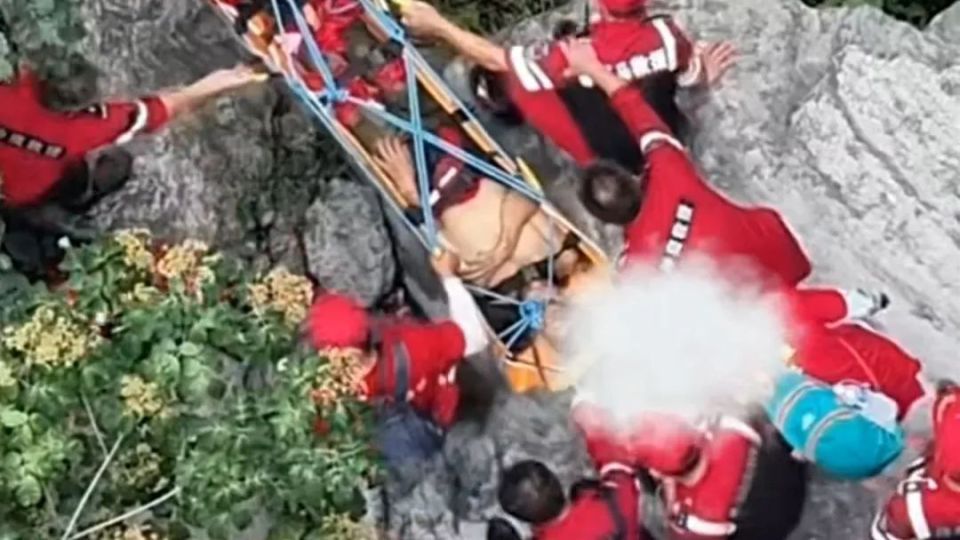 男子失足坠崖5天!靠露水植物求生,身体多处骨折……无人机搜索吊运成功施救 男子失足坠崖5天!靠露水植物求生,身体多处骨折……无人机搜索吊运成功施救