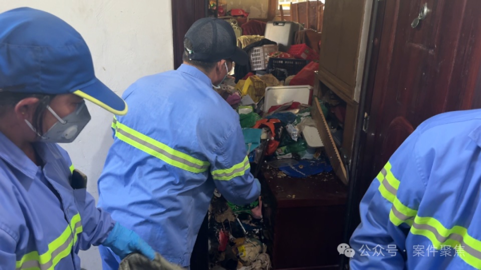 七旬老人堆成垃圾山，曾用三天清走八车垃圾！不久又堆满，邻居无奈将其告上法庭