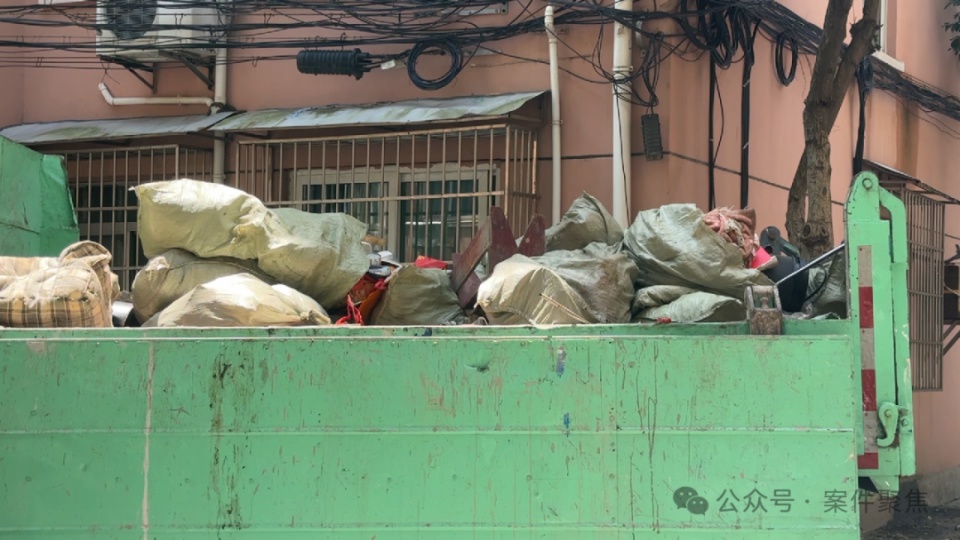 七旬老人堆成垃圾山，曾用三天清走八车垃圾！不久又堆满，邻居无奈将其告上法庭