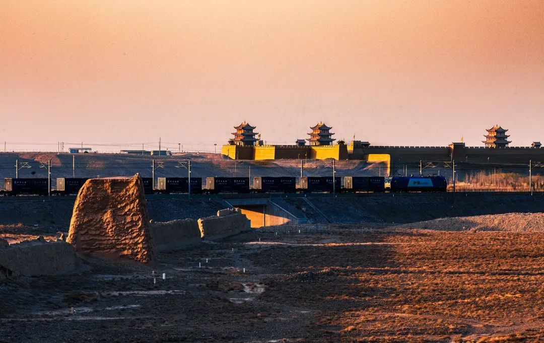 别只刷手机！坐动车经过这里时，窗外有惊喜