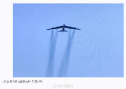 美国一轰炸机差点和客机相撞