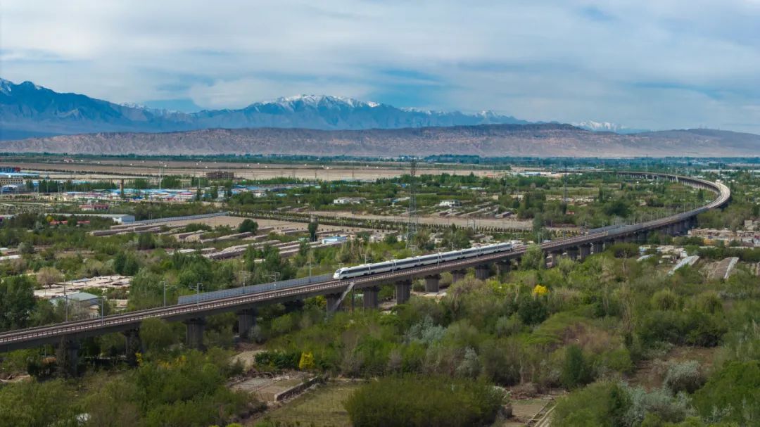 别只刷手机！坐动车经过这里时，窗外有惊喜