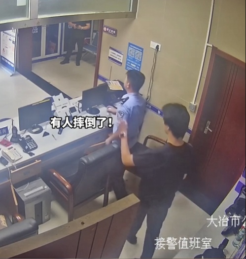 “嘭”的一声,他们一拥而上…… “嘭”的一声,他们一拥而上……