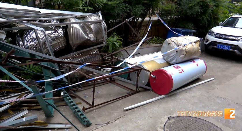 昆明暴雨夜袭,隔壁突然飞来“庞然大物”!掀翻屋顶板房,砸坏多辆车和热水器...... 昆明暴雨夜袭,隔壁突然飞来“庞然大物”!掀翻屋顶板房,砸坏多辆车和热水器......