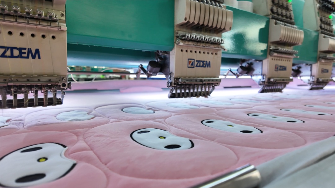 扬州“包子”踢足球、南通毛巾上赛场……“苏超”带火江苏文创