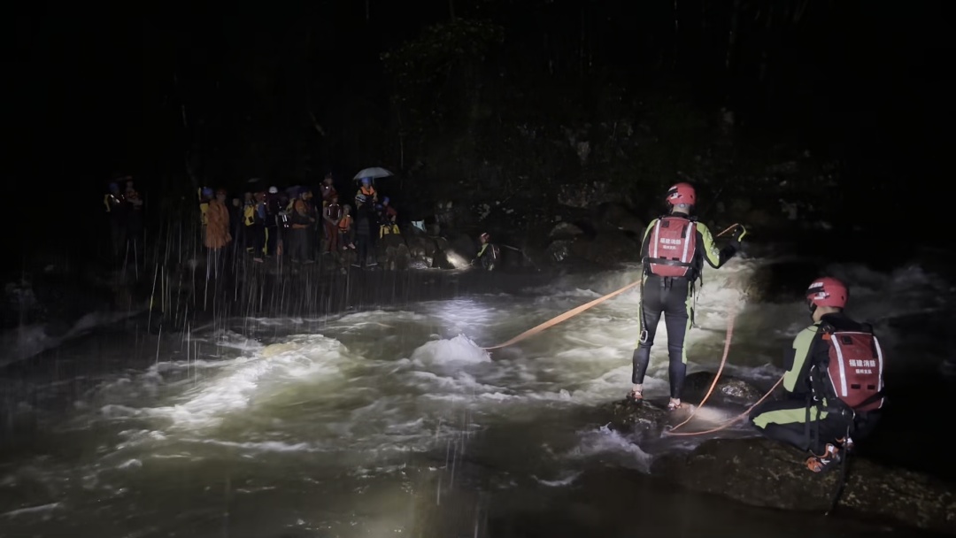 福州24名游客夜晚被困深山，消防紧急救援