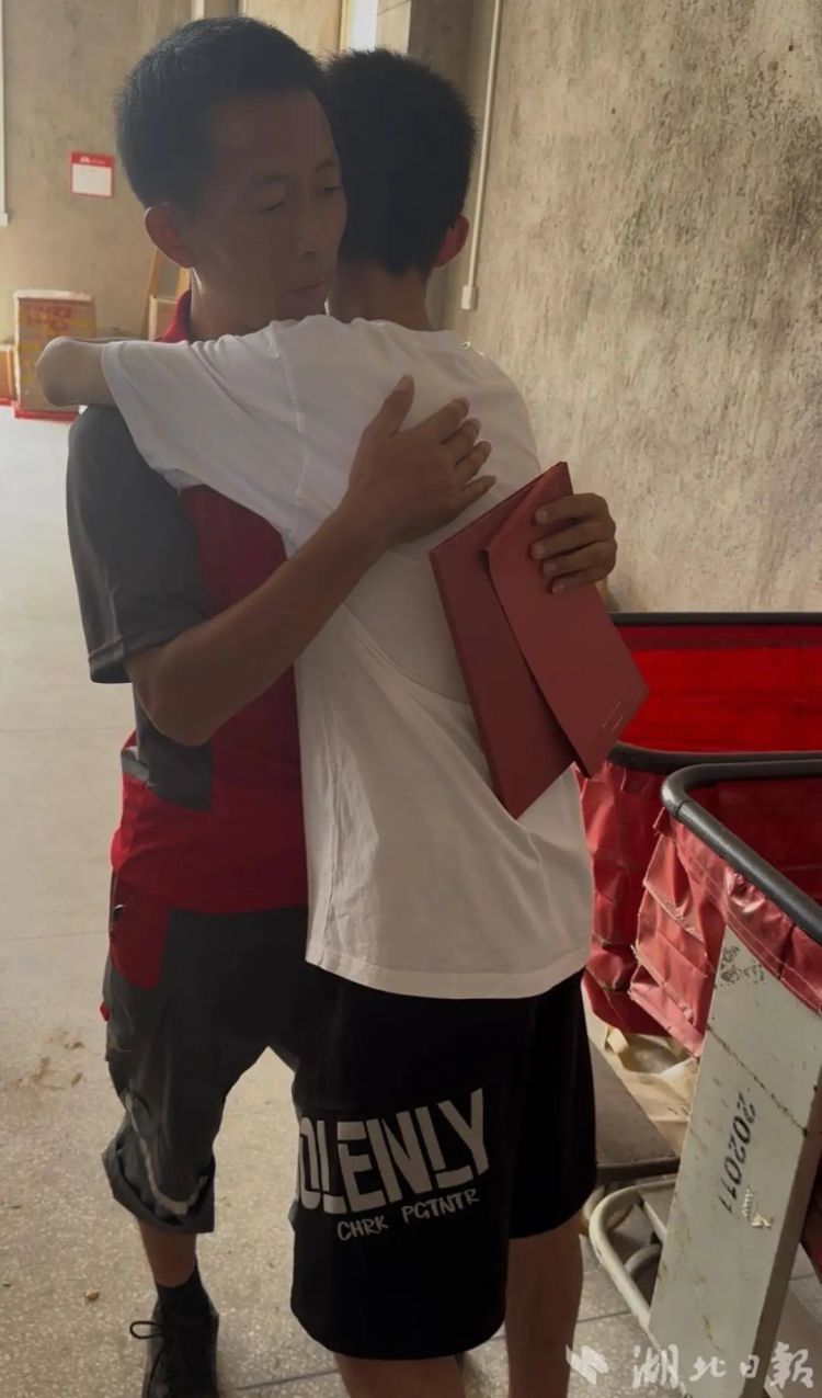 男子患癌11年瞒着儿女送快递养家，儿子今年考上北大：拿到通知书像在做梦一样