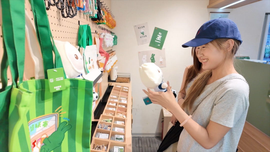 扬州“包子”踢足球、南通毛巾上赛场……“苏超”带火江苏文创