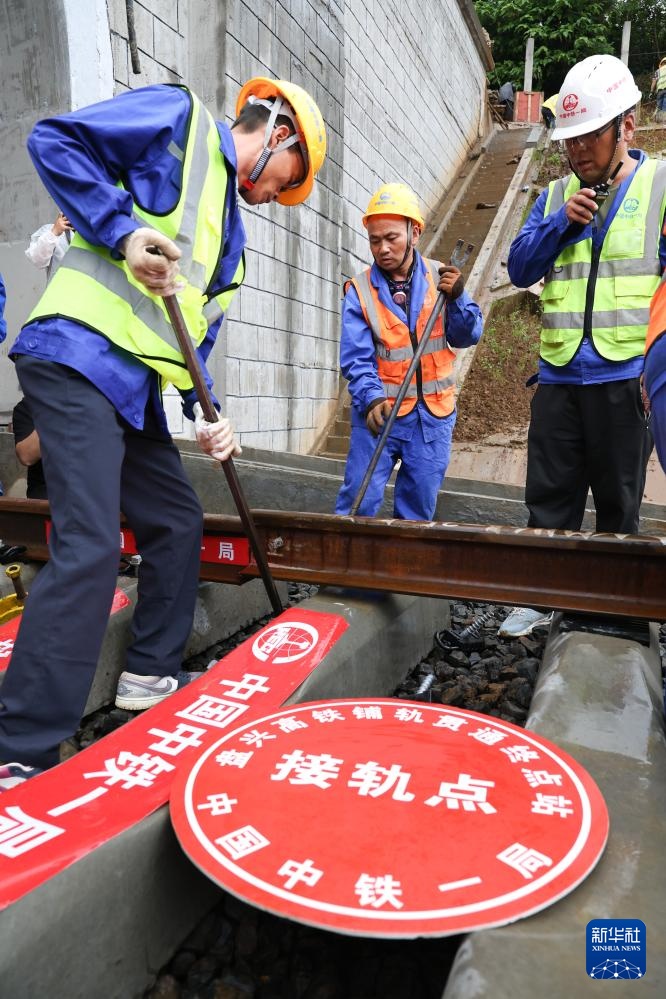 盘兴高铁全线铺轨完成