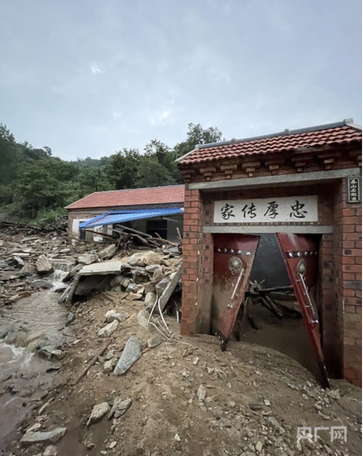 道路被冲毁，比人高的巨石被冲出！直击山东莱芜强降雨进展→