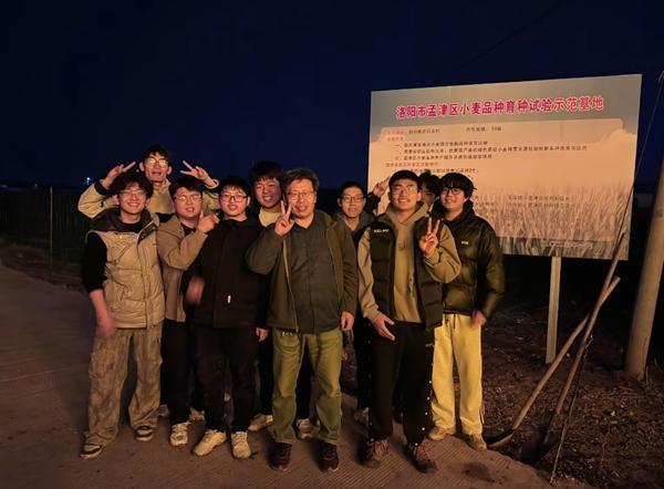 这个教授在客厅搓麦子