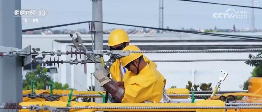 滴汗成水！建设者迎战酷暑“烤”验 保障百姓用电