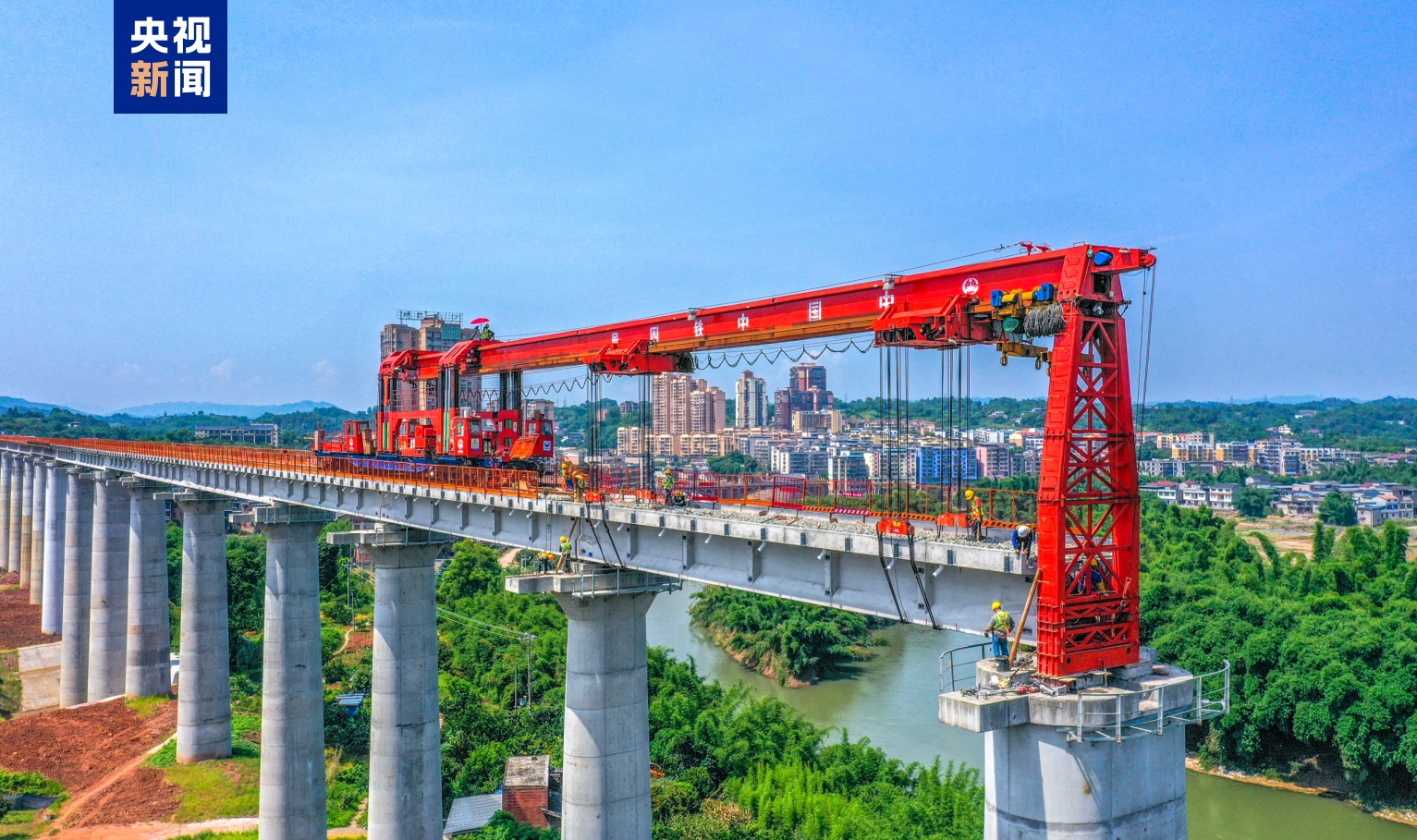 隆黄铁路隆叙段扩改项目铺轨架梁收官 预计年底通车