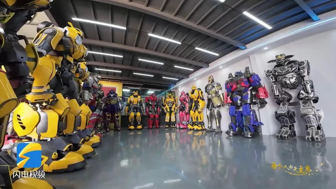 50岁山东大妈麦田里造机甲，变身“机甲女王”带火全村！