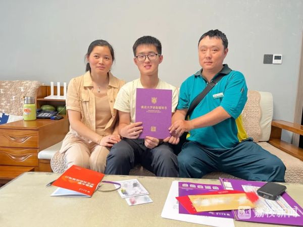 “最骄傲的签收”！邮递员爸爸亲手投递儿子南大录取通知书