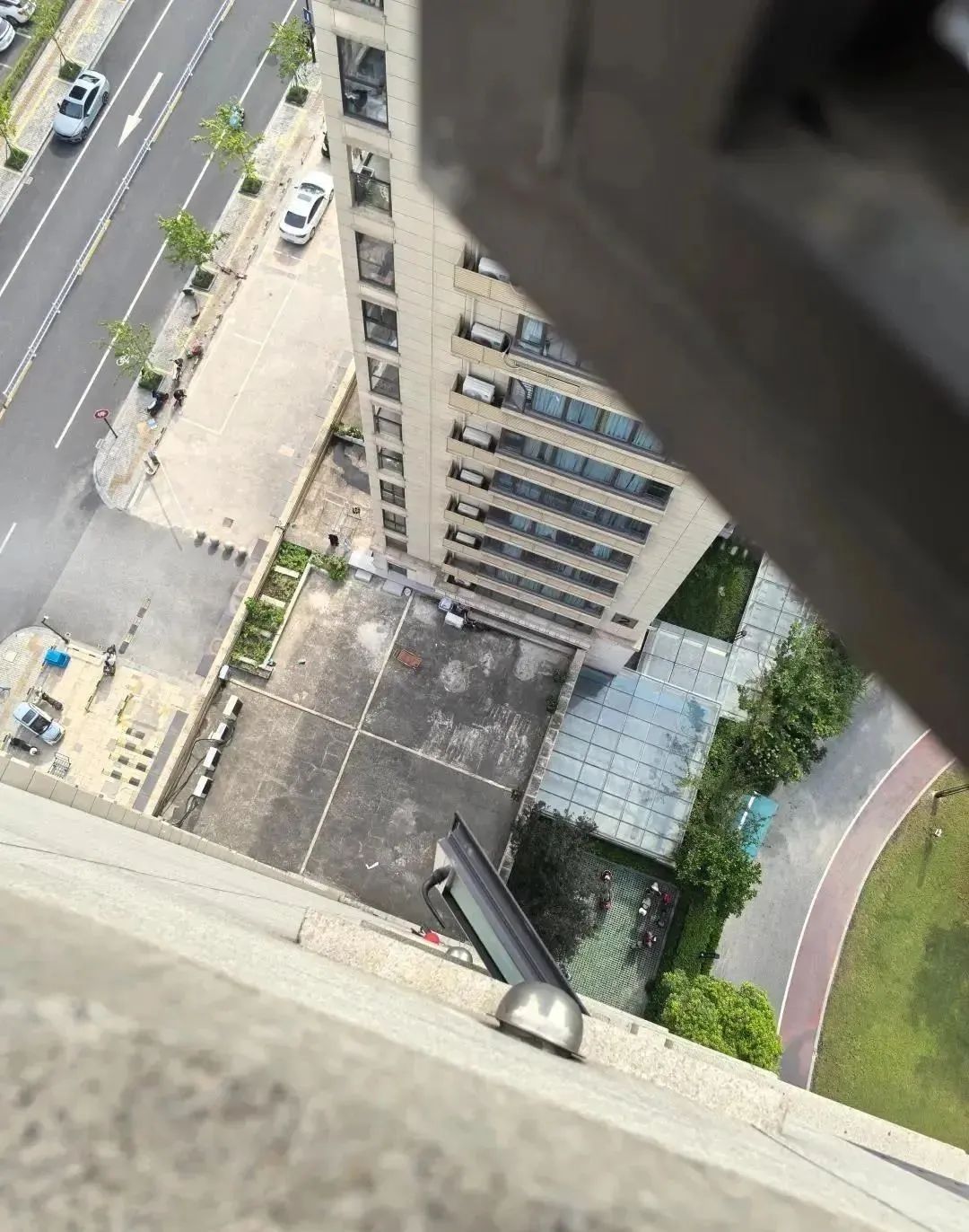 3岁男童从18层高楼坠下奇迹生还，两次缓冲救了命！