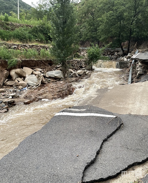 道路被冲毁，比人高的巨石被冲出！直击山东莱芜强降雨进展→
