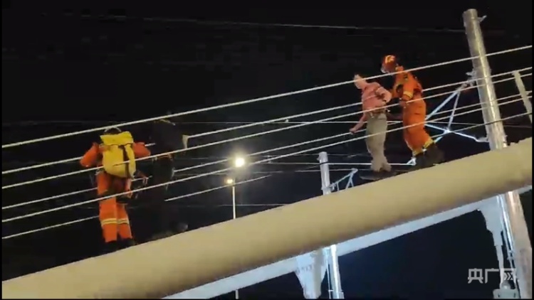 父亲一不留神，儿子爬上黄河大桥桥顶