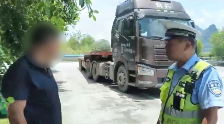 铁皮木条接连“空袭”，行车警惕“飞来横祸”！