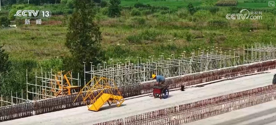 滴汗成水！建设者迎战酷暑“烤”验 保障百姓用电