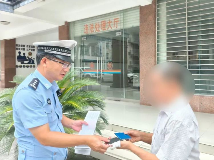 铁皮木条接连“空袭”，行车警惕“飞来横祸”！