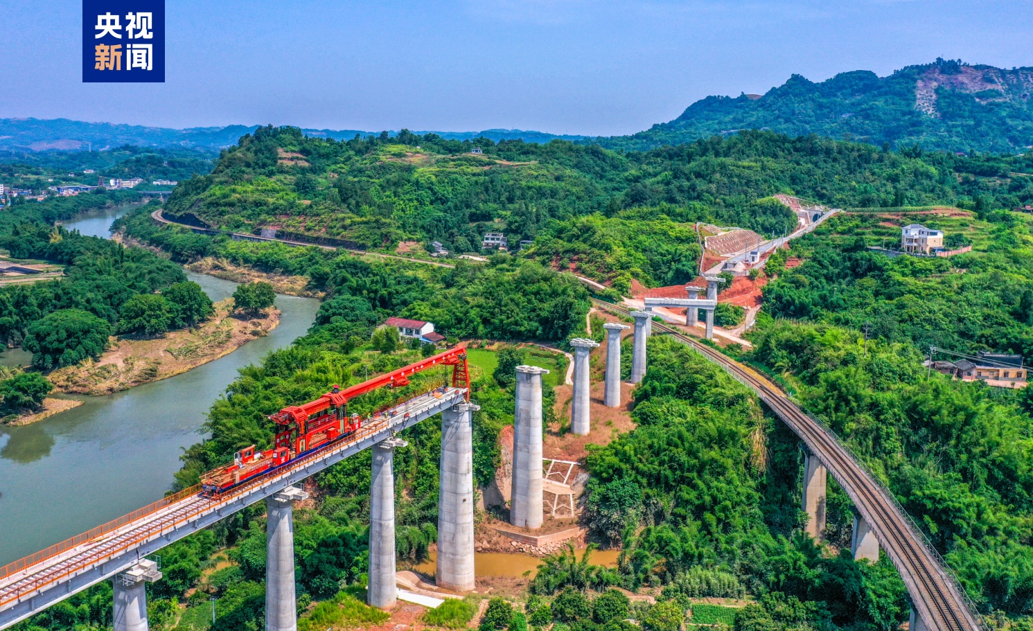 隆黄铁路隆叙段扩改项目铺轨架梁收官 预计年底通车