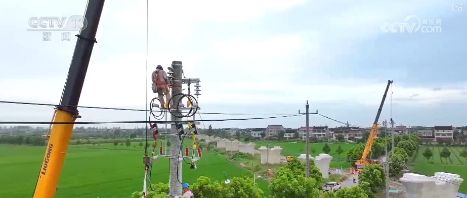 滴汗成水！建设者迎战酷暑“烤”验 保障百姓用电