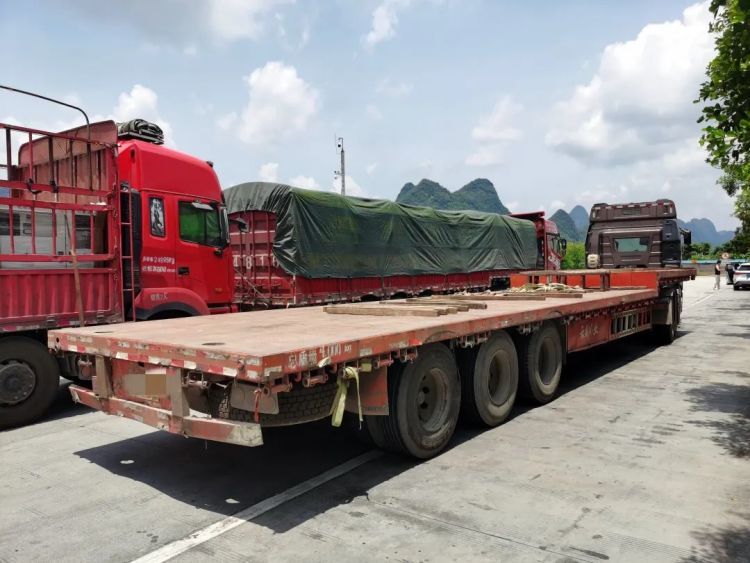 铁皮木条接连“空袭”，行车警惕“飞来横祸”！