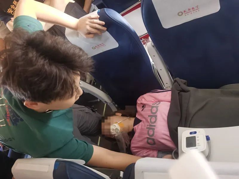 武汉起飞，一女孩在航班上呼吸困难.....