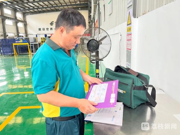 “最骄傲的签收”！邮递员爸爸亲手投递儿子南大录取通知书