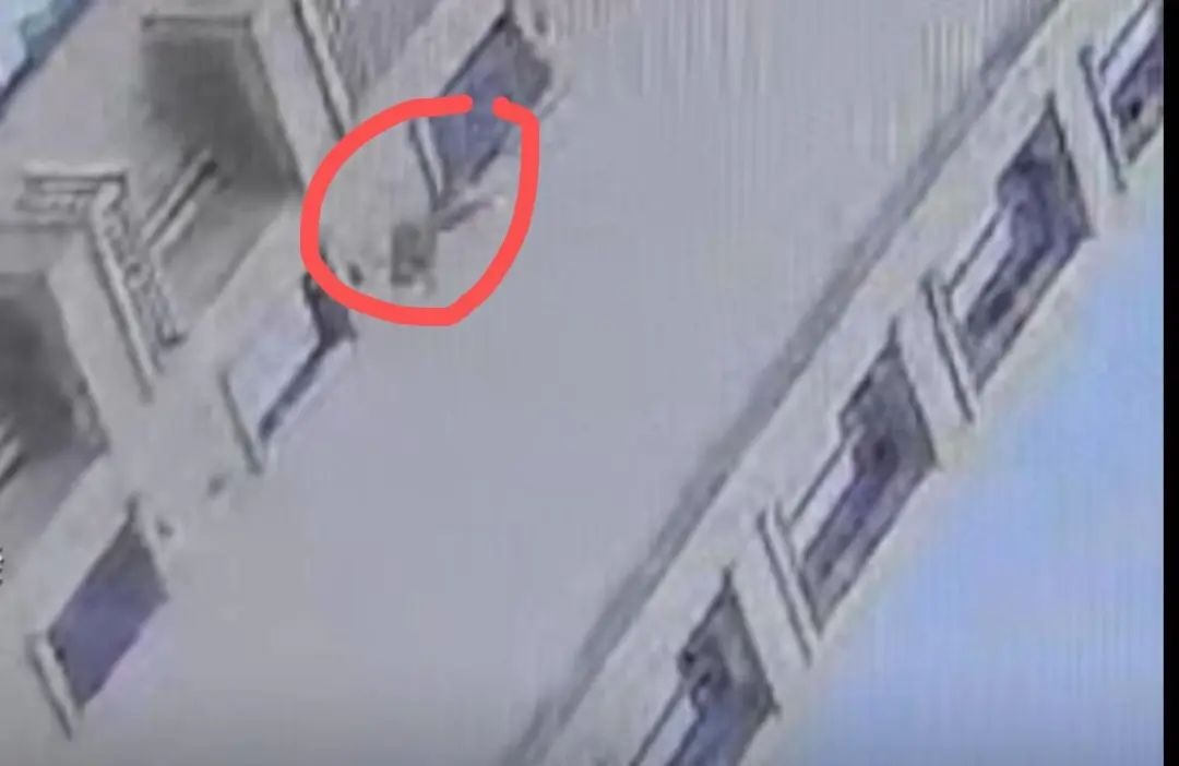 3岁男童从18层高楼坠下奇迹生还，两次缓冲救了命！