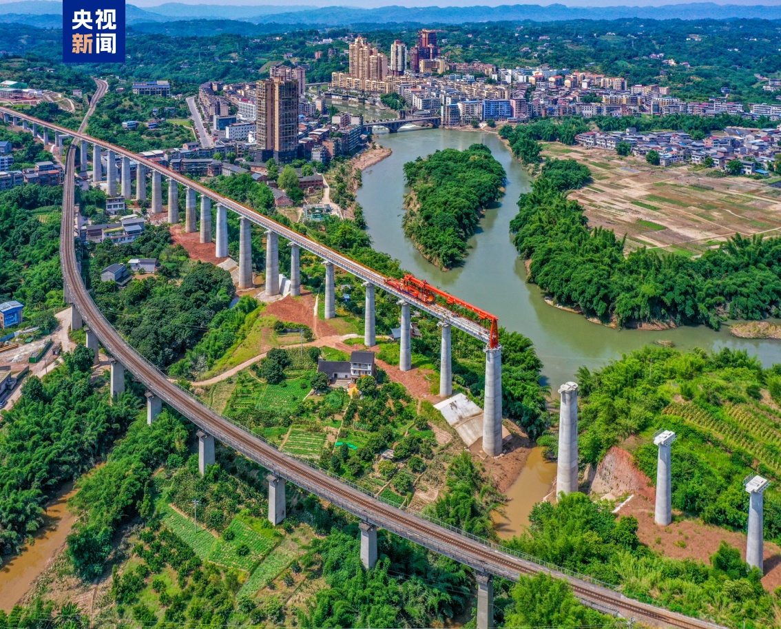 隆黄铁路隆叙段扩改项目铺轨架梁收官 预计年底通车