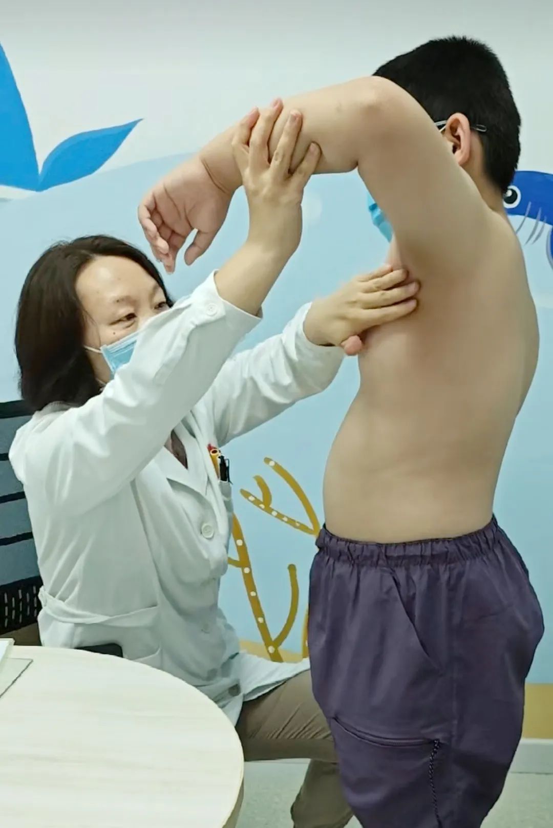 暑假来了，儿科门诊看眼整牙减肥排长队