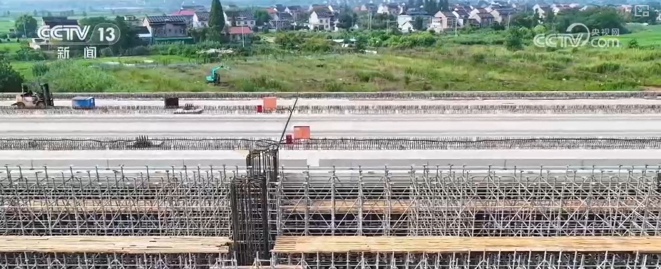 滴汗成水！建设者迎战酷暑“烤”验 保障百姓用电